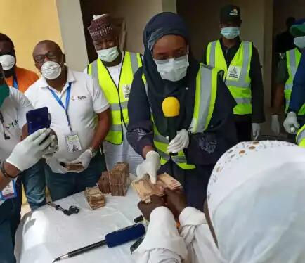 Coronavirus: FG begins disbursement of N20, 000 to poor Nigerians in Abuja (photos)